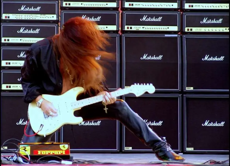 Yngwie Malmsteen en concierto; detrás, su característico muro de amplificadores