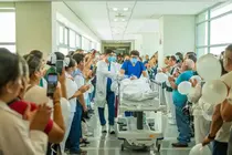 Personal hospitalario de IMSS Guanajuato hace pasillo de honor a joven donador de coraz&oacute;n
