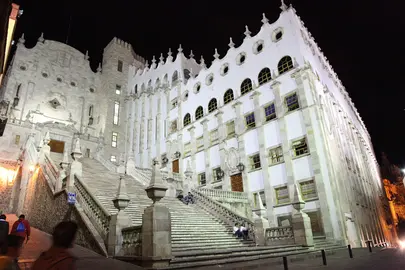 Fachada de la UG