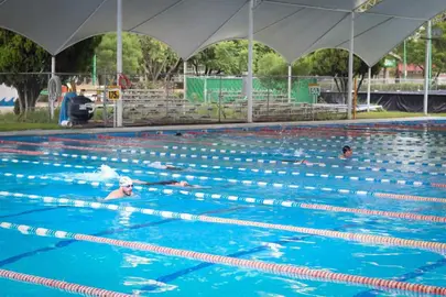 A nado comude natacion agua