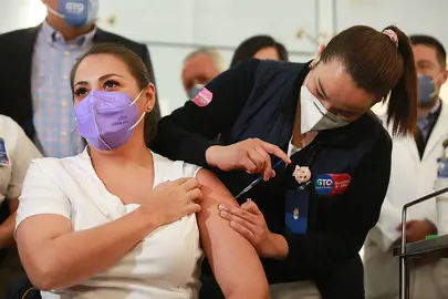Inicia en Guanajuato aplicaci&oacute;n de vacuna contra el covid-19 en mayores de 30