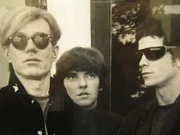 La baterista Maureen 'Moe' Tucker con Andy Warhol y Lou Reed