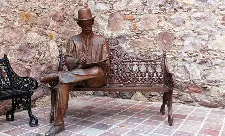 Luis Long, escultura de Carlos Terrés en su honor