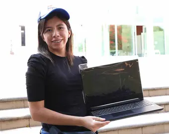 Entrega becas y computadoras