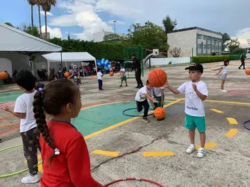 ni&ntilde;os jugando