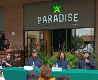 Vicente Fox encabeza en Le&oacute;n apertura de tienda de productos cann&aacute;bicos