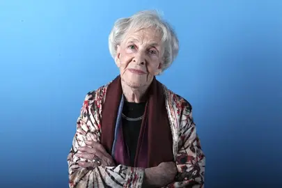 Ida Vitale Azul - Foto, cortes&iacute;a IEC