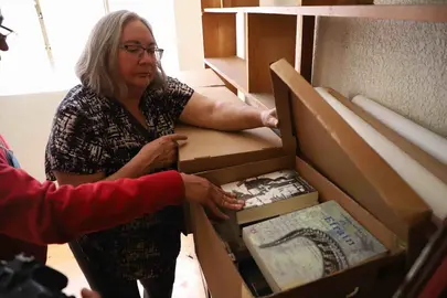 Raquel Huerta Nava muestra libros del poeta Efra&iacute;n Huerta en donaci&oacute;n a la UG