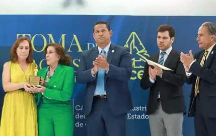 Familia de David Cashat recibe de Diego Sinhue el San Crisp&iacute;n de Oro 2023