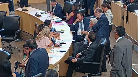 Diputadas del PAN integrantes de la Comisi&oacute;n de Derechos Humanos dialogan con su coordinador Luis&nbsp;Ernesto&nbsp;Ayala - Foto, Velio Ortega