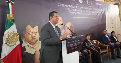 Diego Sinhue preside cancelación de estampilla Postal 200 Años de Grandeza