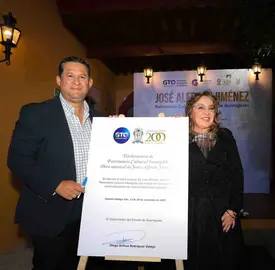 Firma Decreto a Jos&eacute; Alfredo Jim&eacute;nez