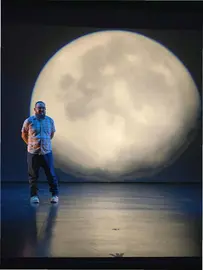 Sandro Neri Jim&eacute;nez, El Abuelo, ante un montaje de Paola Arenas - Foto, Paola Arenas