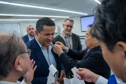 Directivos de Yusei Holdings colocan distintivo a Diego Sinhue Rodr&iacute;guez Vallejo