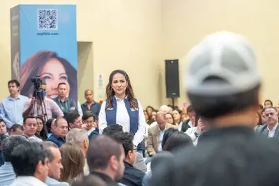 La candidata Libia se re&uacute;ne con colegios de profesionistas