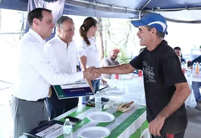 Jorge Jim&eacute;nez Lona, alcalde de Le&oacute;n, entrega opciones de autoempleo pescadores de El Palote