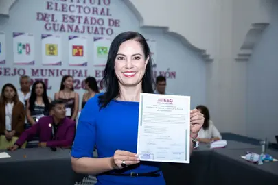 Ale Guti&eacute;rrez recibe constancia como candidata ganadora en la elecci&oacute;n de ayuntamiento para Le&oacute;n