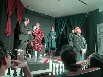 Escena de 'La cantante calva', dirigida por Eulalio Nava en Microteatro Le&oacute;n - Foto, Paola Arenas