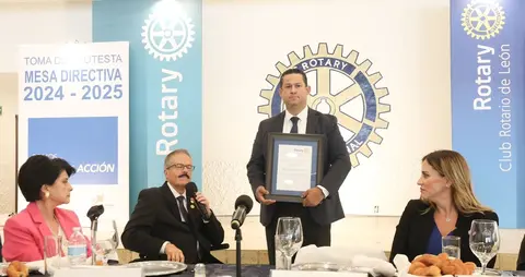 Rotarios de Le&oacute;n entregan reconocimientos a Diego Sinhue Rodr&iacute;guez Vallejo