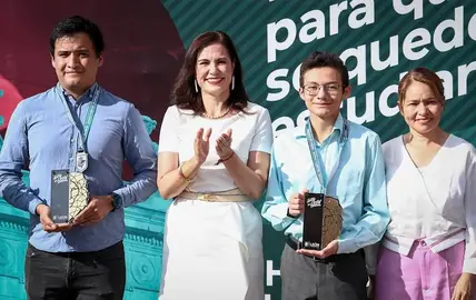 Ale Guti&eacute;rrez entrega reconocimiento 'Soy de Le&oacute;n' a Miguel &Aacute;ngel G&oacute;mez y su maestro Mois&eacute;s Josu&eacute; Espinosa 