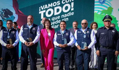 Entrega presea 'Soy de Le&oacute;n' a elementos de Protecci&oacute;n Civil que frustraron intento de suicidio 