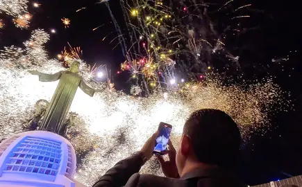Iluminan el monumento a Cristo Rey (4)