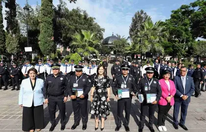 Ale Guti&eacute;rrez entrega 'Soy de Le&oacute;n' a tres agentes municipales