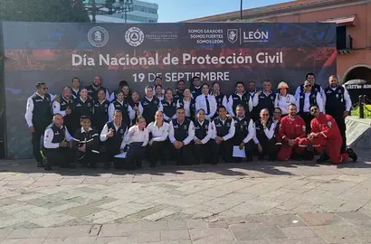 Ale Guti&eacute;rrez entrega reconocimientos a personal de Protecci&oacute;n Civil Le&oacute;n