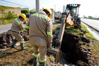 SAPAL Le&oacute;n atiende fuga de agua tratada en Libramiento Morelos y fraccionamiento Zanda