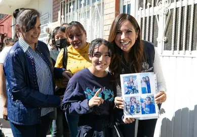 Libia Dennise entrega escrituras y equipos productivos en Salamanca