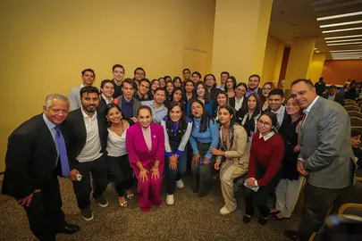 Ale Guti&eacute;rrez entrega reconocimientos a integrantes de contralor&iacute;a ciudadana de Le&oacute;n