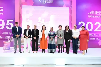 Participantes y directiva del IEEG en panel conmemoriativo del 30 aniversario