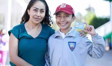 Estudiantes de primaria y secundaria en Le&oacute;n reciben la Beca Transporte 2025 