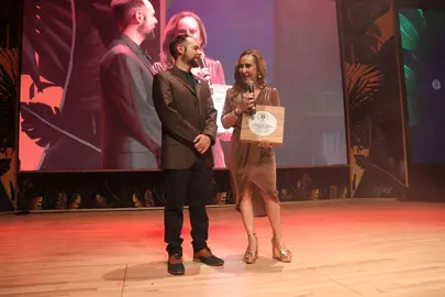 Lupita Robles Le&oacute;n, titular de SECTURI Guanajuato, recibe el galard&oacute;n 'Food and Travel Reader Awards 2024'