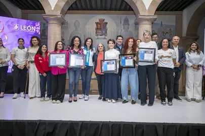 Le&oacute;n entrega reconocimientos a sus mujeres deportistas