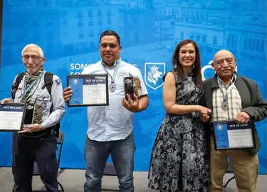 Ale Guti&eacute;rrez con los tres personajes que recibieron reconocimiento 'Soy de Le&oacute;n'
