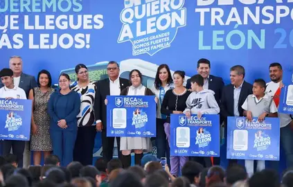 Le&oacute;n entrega 2 mil 500 becas Transporte para estudiantes
