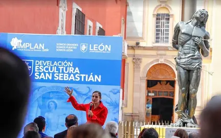 Develan escultura de San Sebasti&aacute;n en zona peatonal de Le&oacute;n