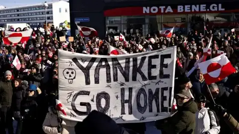 Manifestaci&oacute;n en Groenlandia con r&oacute;tulos 'Yankee go home'