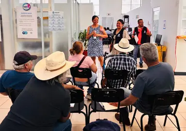 Migrantes adultos mayores reciben apoyo para gestionar pensi&oacute;n norteamericana