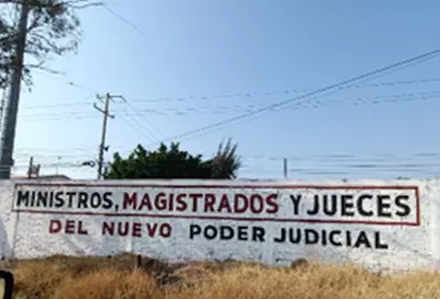'Ministros, magistrados y jueves', r&oacute;tulo en un muro  - Foto, Sar Janeth Esquivel