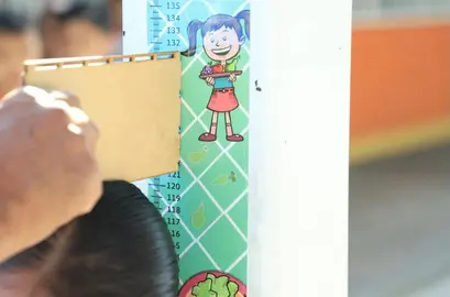 Miden peso y talla de m&aacute;s de 139 mil infantes de escuelas p&uacute;blicas