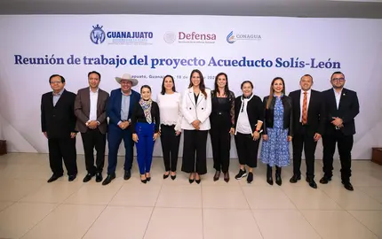 Libia Dennise con alcaldes de municpios que beneficiar&aacute; el acueducto Sol&iacute;s-Le&oacute;n