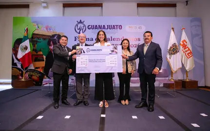 Libia Dennise encabeza firma de calendario escolar 2025-2026 para Guanajuato