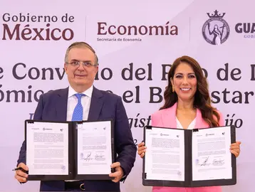 Anuncian Ebrard y Libia Dennise apoyo de la Federaci&oacute;n a la industria del calzado