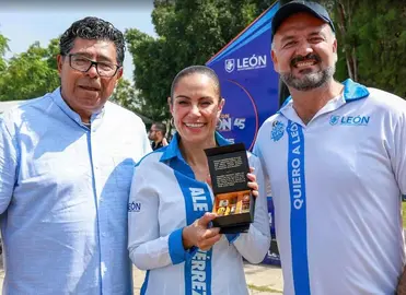 Ale Guti&eacute;rrez felicita a la nadadora Celia Pulido por su medalla de oro panamericana