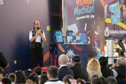 Libia Dennise encabeza entrega de mochilas y &uacute;tiles para estudiantes de escuelas p&uacute;blicas