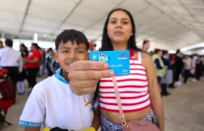 4 mil estudiantes de primaria y secundaria reciben beca Educativa Le&oacute;n 2025