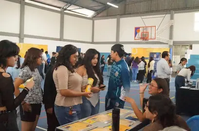 UG presenta sus ubicaciones, programas acad&eacute;micos y apoyos en feria profesiogr&aacute;fica itinerante