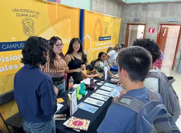 Preparatorianos UG reciben en Le&oacute;n feria profesiogr&aacute;fica itinerante